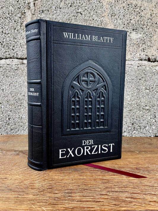 Cover des Buches Der Exorzist von William Blatty, neu gebunden in schwarzem Leder.