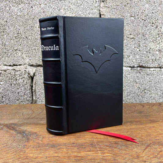 Dracula von Bram Stoker – Ledereinband Unikat mit Fledermaus-Relief | Gebundenes Vampirbuch