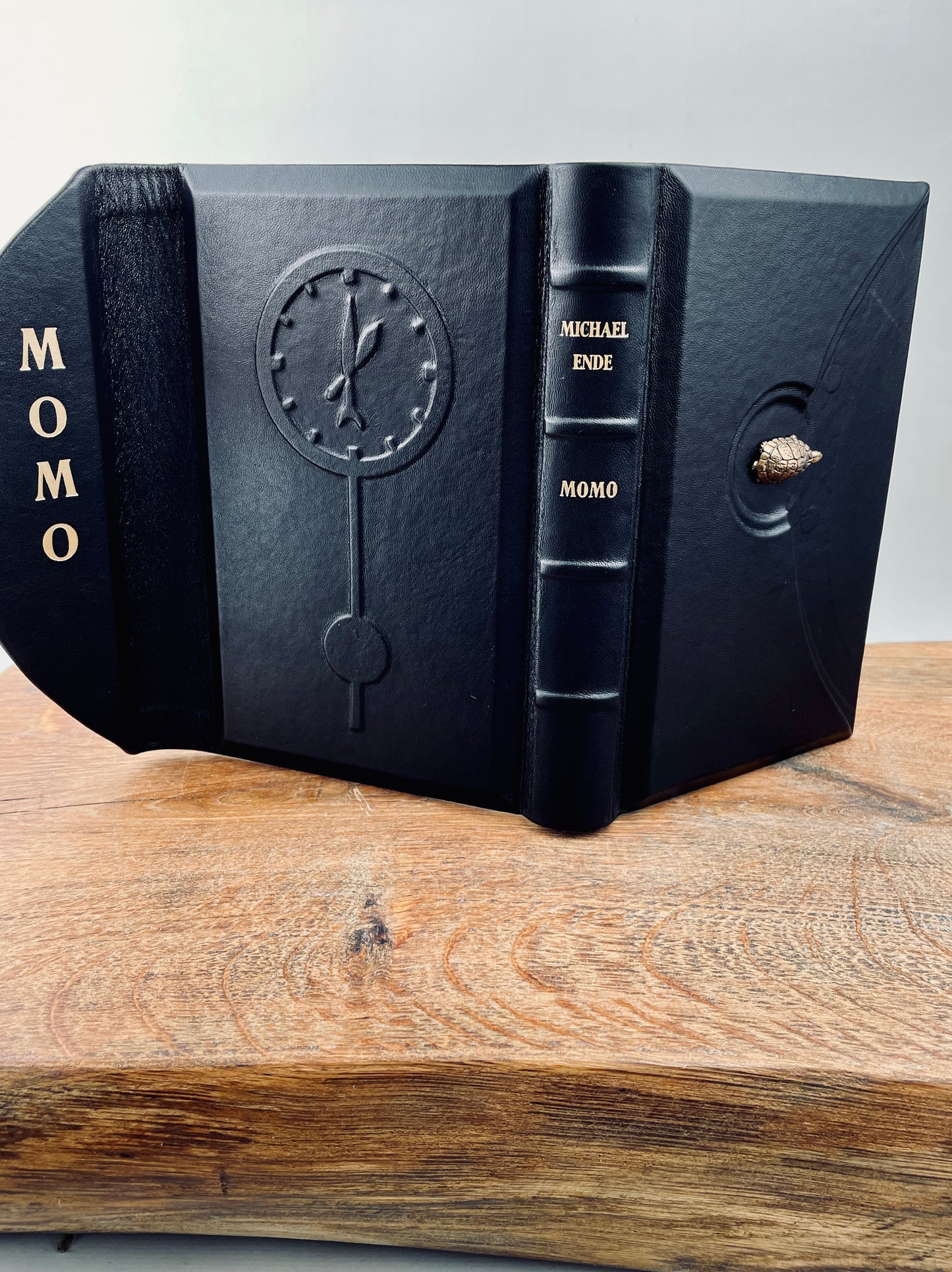 Momo – Buch mit magnetischer Klappe von Michael Ende