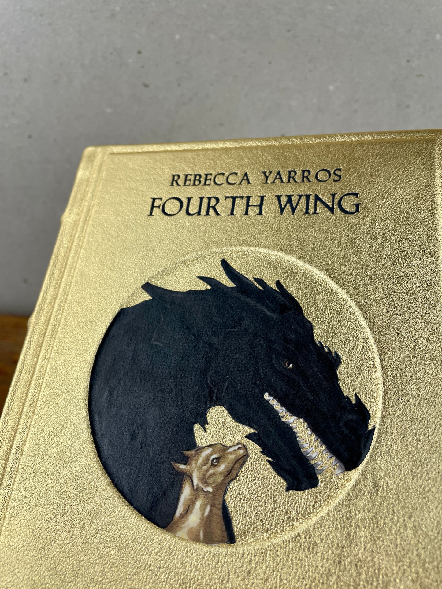 Rebecca Yarros - Fourth Wing (Flammengeküsst) Handgefertigter Ledereinband