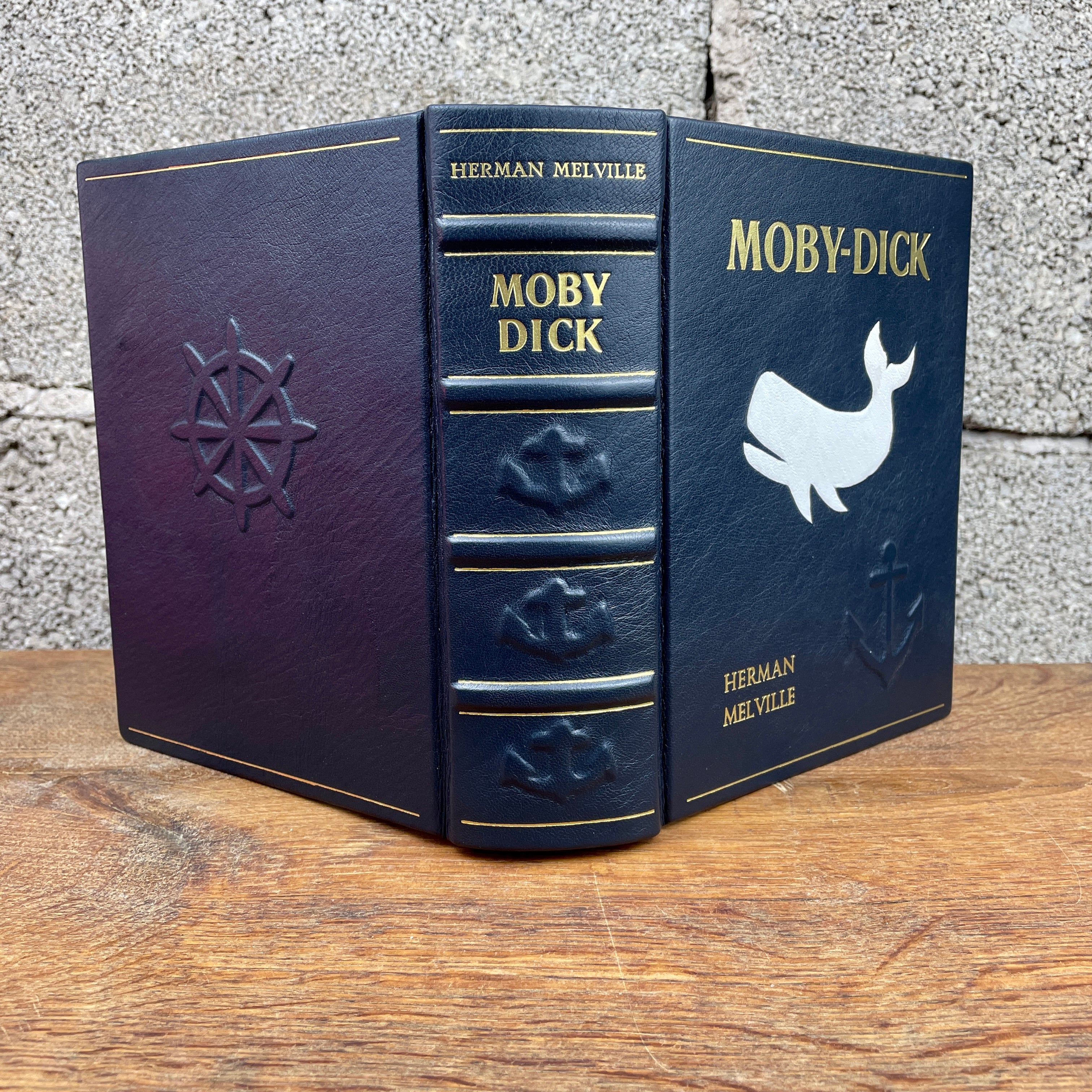 Handgefertigter Ledereinband für das Buch 'Moby Dick' mit kunstvoller Prägung und blauem Leder.