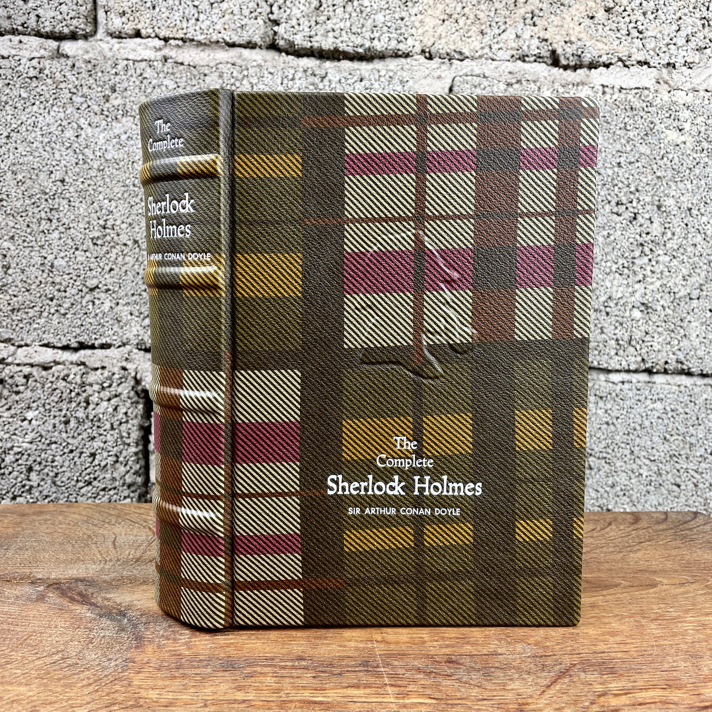 Handgefertigte Luxusausgabe von The Complete Sherlock Holmes in kariertem Ledereinband mit erhabenen Bünden und Sherlock Holmes Relief, hergestellt von annabuchwunder.